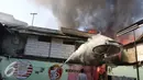 Warga menggunakan tabung pemadam untuk memadamkan api di kawasan Tanah Abang, Jakarta, Senin (5/9). Belum diketahui penyebab serta kerugian akibat kebakaran yang menghanguskan kawasan padat penduduk tersebut. (Liputan6.com/Immanuel Antonius)