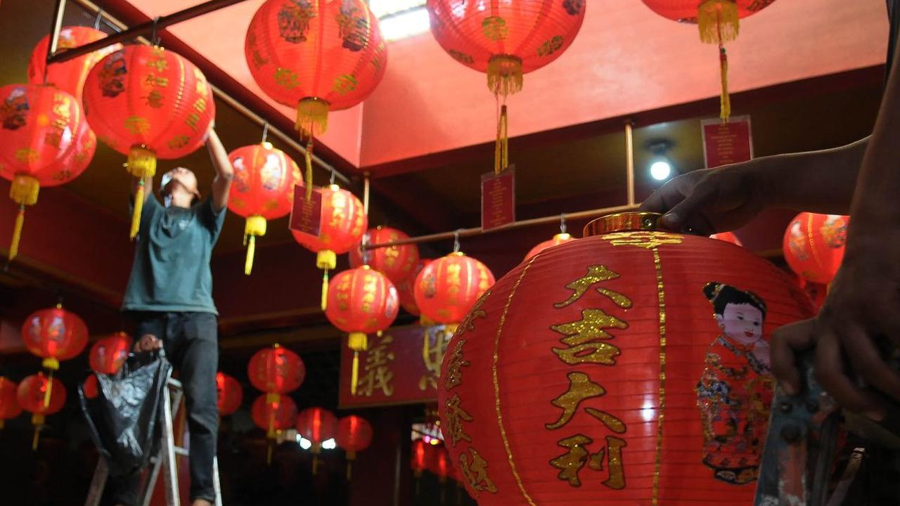 Pekerja memasang lampion merah pada salah satu sudut Klenteng Hok Lay Kiong, Bekasi, Jawa Barat, Selasa (23/1/2024). Klenteng Hok Lay Kiong bersiap menyambut perayaan Tahun Baru Imlek 2024 M/2575 Kongzili dengan pemasangan 1.000 lampion. Merdeka.com/Ima