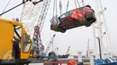 Aktivitas bongkar muat dan pengiriman mobil melalui laut di Pelabuhan Sunda Kelapa, Jakarta, Selasa (15/9). Pasar otomotif nasional periode Januari-Agustus 2015 menyusut 19,08% jika dibandingkan pada periode sama tahun lalu. (Liputan6.com/Angga Yuniar)