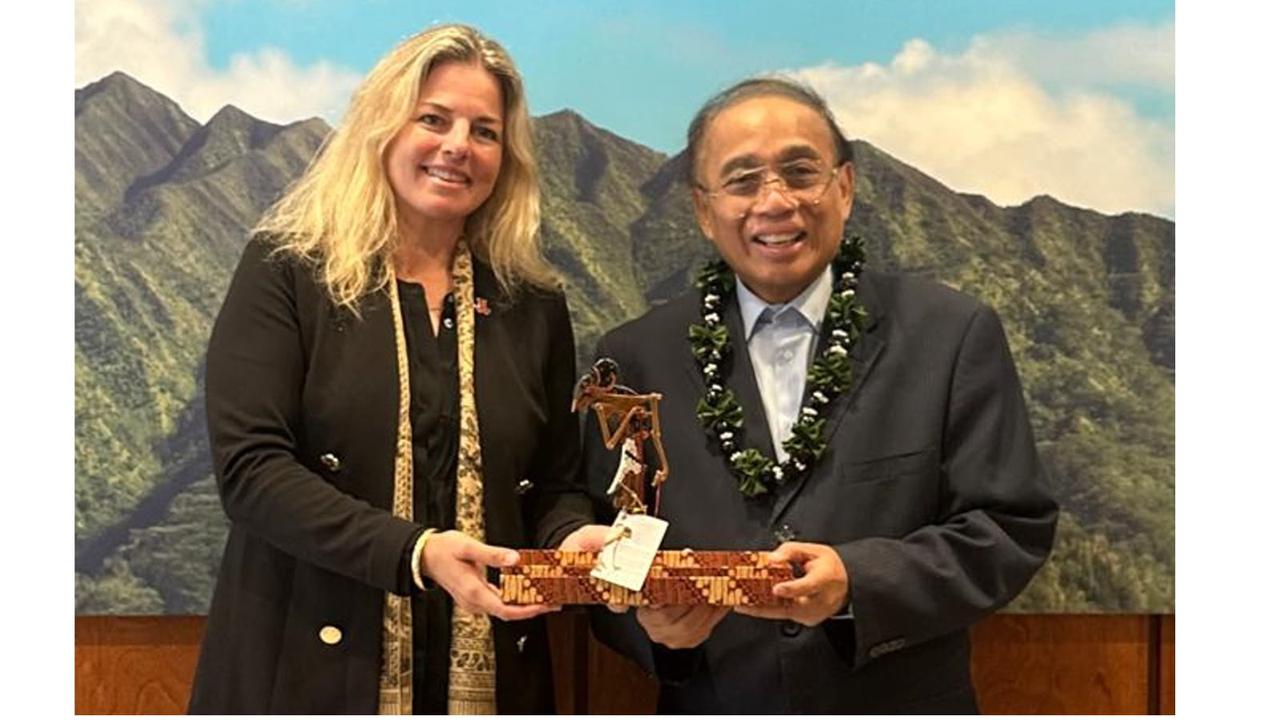 Dubes RI, Indroyono Soesilo dan President East – West Center, Celeste A. Connors, di Honolulu – Hawaii, AS.