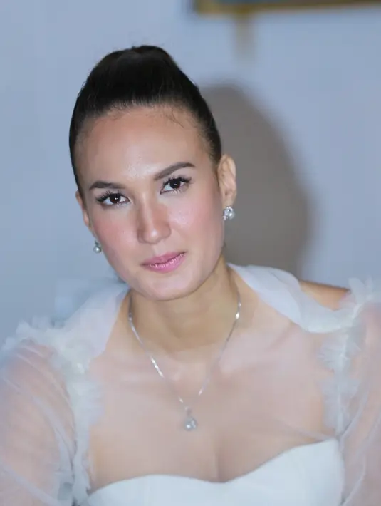 "Aku sama dia sudah seperti ketemu temen lama. Makanya pertama kali ketemu, dia bukan, 'halo, saya Nadine', (tapi) 'hai apa kabar'. SKSD banget padahal belum kenal, gitu," ucap Nadine Chandrawinata. (Adrian Putra/Bintang.com)