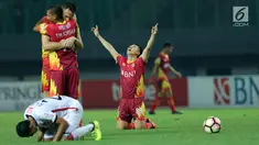 Pemain Bhayangkara FC merayakan kemenangan atas Bali United pada lanjutan Liga 1 Indonesia di Stadion Patriot Candrabhaga, Bekasi, Jumat (29/9). Bhayangkara FC unggul 3-2 atas Bali United. (Liputan6.com/Helmi Fithriansyah)