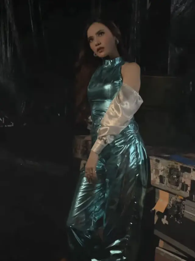 OOTD Come Back Mahalini Raharja di Atas Panggung dengan Outfit Metalik, Tampil Percaya Diri dengan Wajah yang Makin Cantik