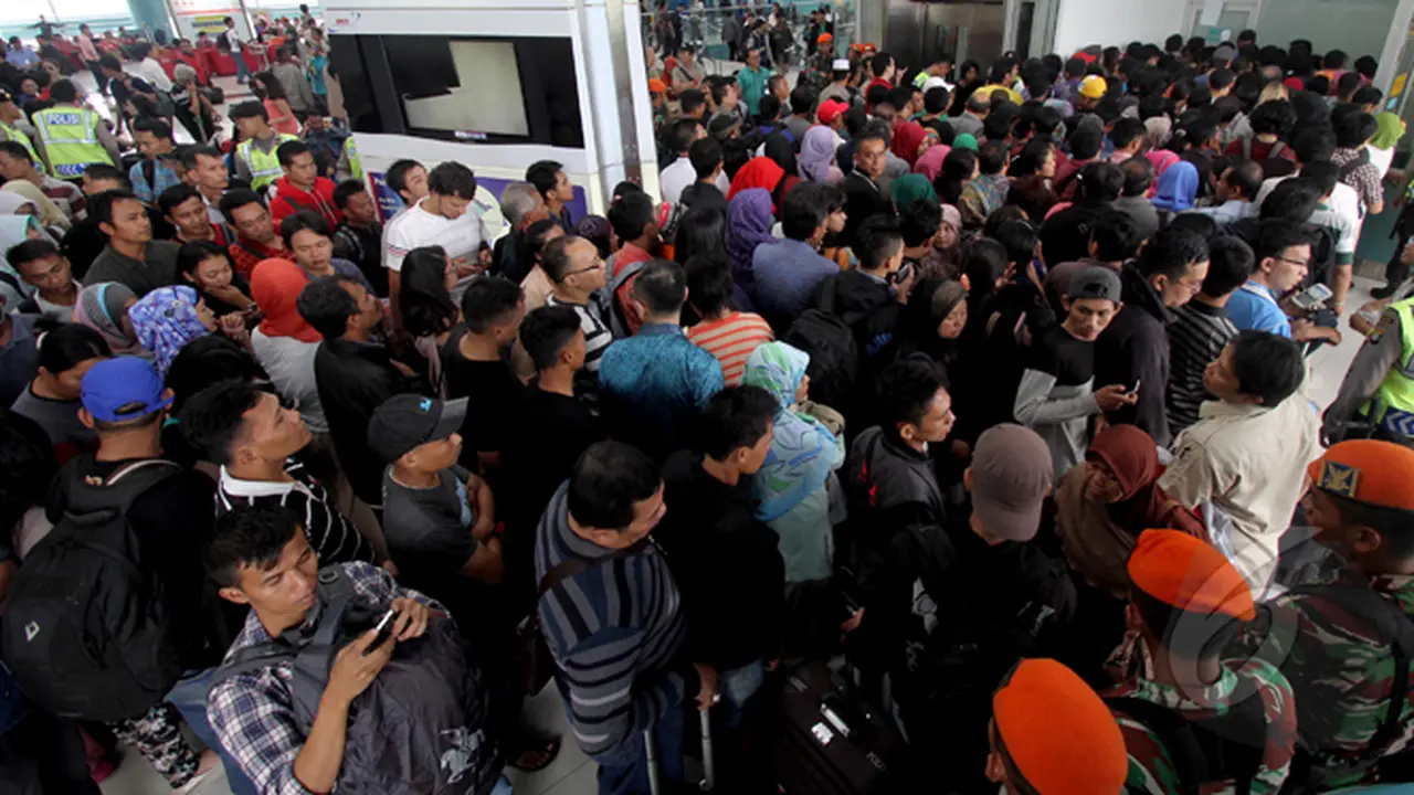 Antrian Penumpang Lion Air Minta Refund