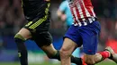 Striker Atletico Madrid, Diego Costa berusaha menggiring bola dari kejaran bek Juventus, Leonardo Bonucci selama pertandingan 16 besar Liga Champions di stadion Wanda Metropolitano (20/2). Atletico menang 2-0 atas Juventus. (AP Photo/Manu Fernandez)