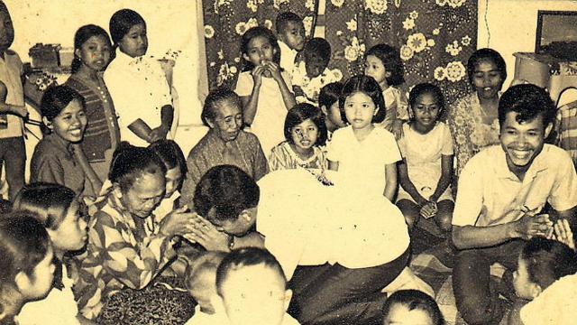 Indonesia tempo dulu sangat terlihat momen kebersamaannya. Belum ada smartphone, anak muda pada zaman tersebut larut dalam kegembiraan Lebaran bersama keluarga.