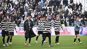 Para pemain Juventus meninggalkan lapangan pada akhir pertandingan Serie A Italia antara Juventus dan Como di stadion Allianz di Turin pada 21 Februari 2026. (Isabella BONOTTO/AFP)