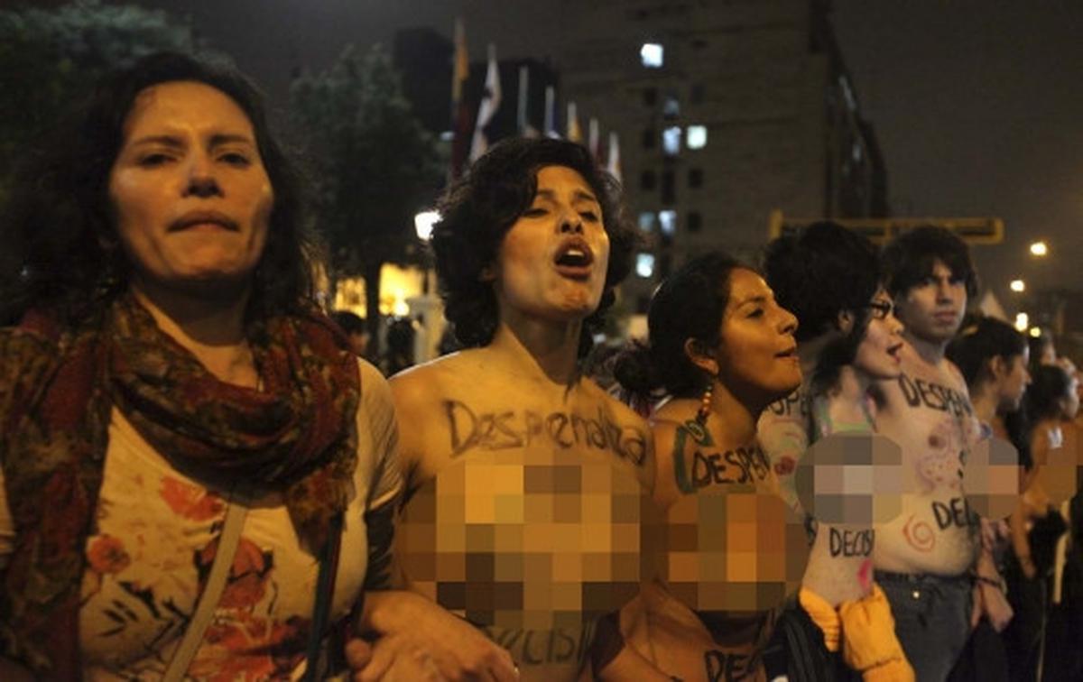 Puluhan wanita pro-aborsi nekat umbar payudara di jalanan Peru