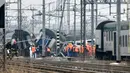 Penyelamat, polisi, dan teknisi Italia bekerja di lokasi tergelincirnya kereta di Stasiun Pioltello Limito, Milan, Italia, Kamis (25/1). Belum diketahui penyebab kecelakaan tersebut. (AFP PHOTO/Piero CRUCIATTI)
