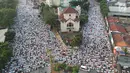 Ribuan umat muslim melaksanakan Salat Idul Fitri 1439 H di kawasan Jatinegara, Jakarta, Jumat (15/6). Seluruh masyarakat di Indonesia serentak merayakan Hari Raya Idul Fitri 1439 H sesuai ketetapan pemerintah Jumat (15/6). (Liputan6.com/Arya Manggala)