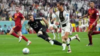 Pemain Jerman Leroy Sane mengontrol bola saat melawan Spanyol pada pertandingan sepak bola Grup E Piala Dunia 2022 di Stadion Al Bayt, Al Khor, Qatar, 27 November 2022. Pertandingan berakhir imbang 1-1. (AP Photo/Ebrahim Noroozi)