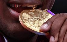 Tradisi menggigit medali di Olimpiade