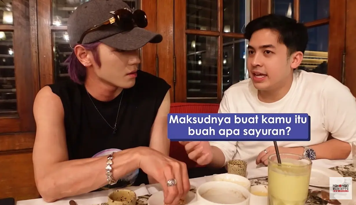 Saat pesanan jus alpukat datang, tentu Taeyong masih tidak puas. Jerome menjelaskan kalau di Indonesia, alpukat memang biasa dibuat jus, jadi mungkin terkesan aneh bagi Taeyong. "Menurut kamu alpukat buah atau sayur?" tanya Jerome lagi. (Foto: YouTube/ NihongoMantappu)