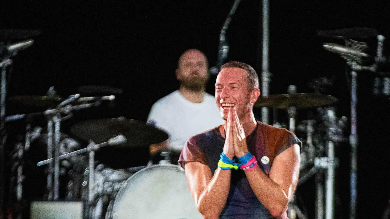 Jelang akhir konser, Chris Martin menyatakan rasa terima kasih kepada beberapa pihak yang membantu kelancaran konser perdana Coldplay di Jakarta, Indonesia.