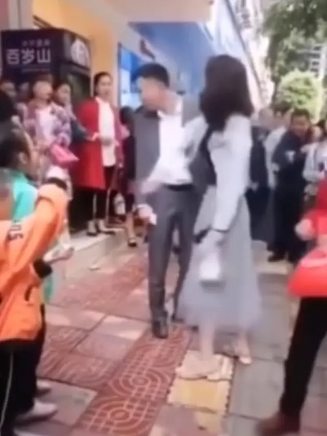 Agar Kekasih Lega, Pria Ini Rela Ditampar 52 Kali di Depan Umum
