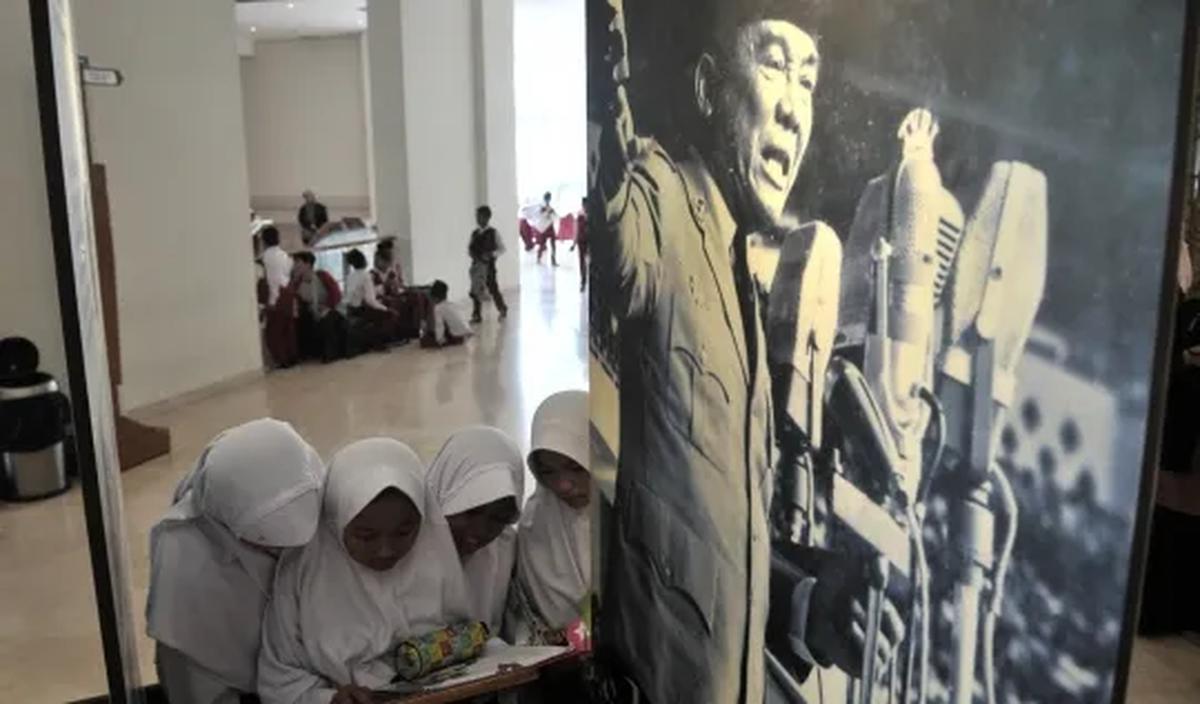 Museum ini banyak mengoleksi benda-benda kuno dari seluruh Nusantara.