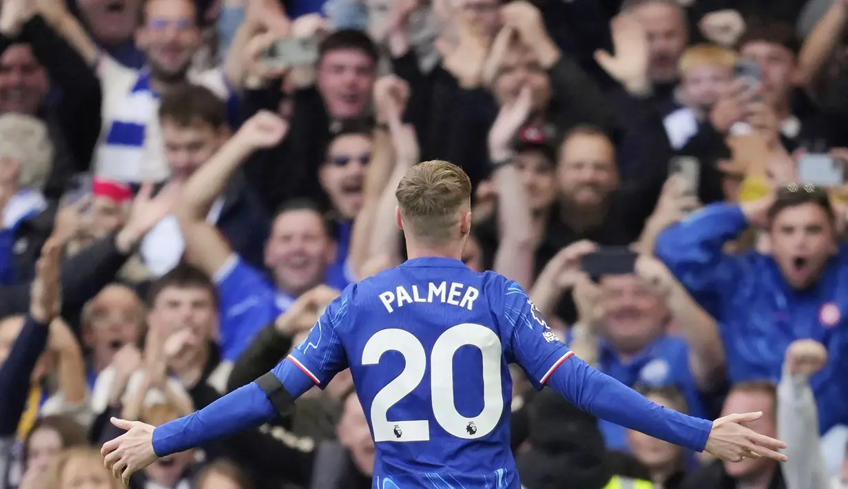 Pemain Chelsea,Cole Palmer, melakukan selebrasi setelah mencetak gol ke gawang Brighton pada laga pekan keenam Liga Inggris 2024/2025. Bermain di Stamford Bridge, The Blues menang dengan skor telak 4-2. (AP Photo/Kin Cheung)