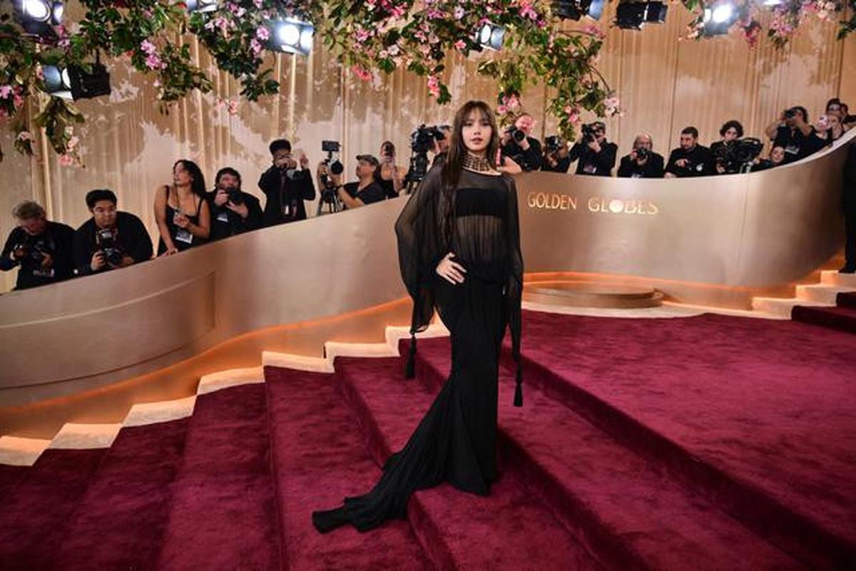 Lisa Blackpink Curi Perhatian dengan Gaun Transparan di Karpet Merah Golden Globes 2026