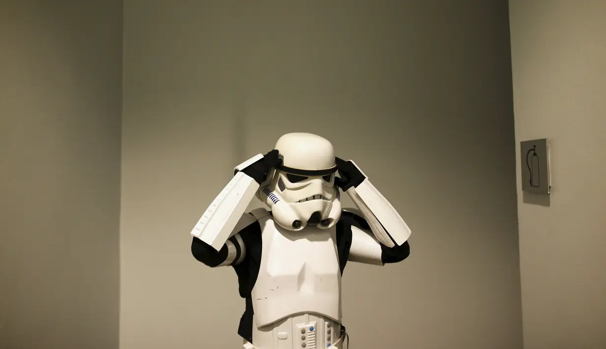 Peserta memakai pakaian karakter Stormtrooper bersiap di belakang panggung sebelum konferensi pers Bangkok Entertainment Week 2016 di Bangkok Art and Culture Centre (BACC), Thailand, (21/4/2016). (REUTERS/Athit Perawongmetha)