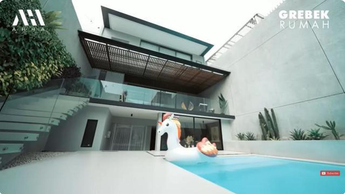 6 Potret Area Kolam Renang Rumah Aura Kasih, Spot Favorit untuk Yoga