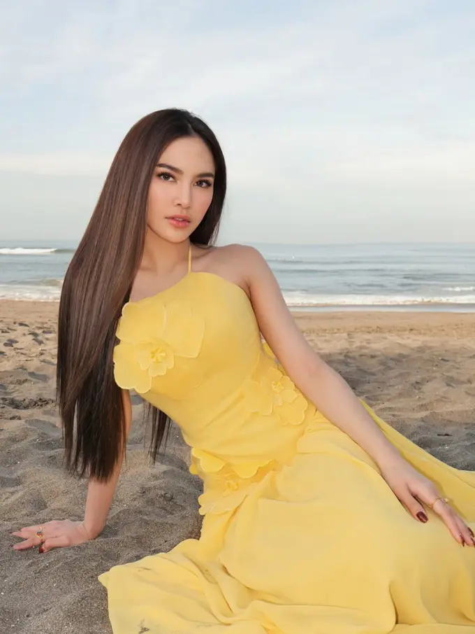 Pesona Mahalini Raharja Curi Perhatian dengan Rambut Panjang Berkilau di Tepi Pantai, Tetap Berkilau Tanpa Salt Hair Day