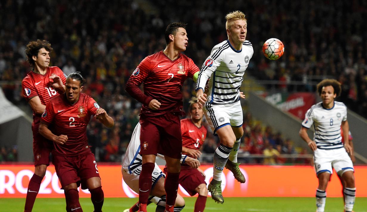 Pemain Denmark Daniel Wass (kanan) berebut bola dengan para pemain Portugal pada laga Kualifikasi Piala Eropa 2016 Grup I di Municipal stadium, Braga, Kamis (8/10/2015). Portugal menang atas Denmark1-0. (AFP Photo/Francisco Leong)