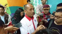 Kepala Deputi IV Bidang Prestasi dan Olahraga Kemepora, Mulyana, memberikan penjelasan kepada awak media di kantor Kemenpora, Kamis (11/1/2017),