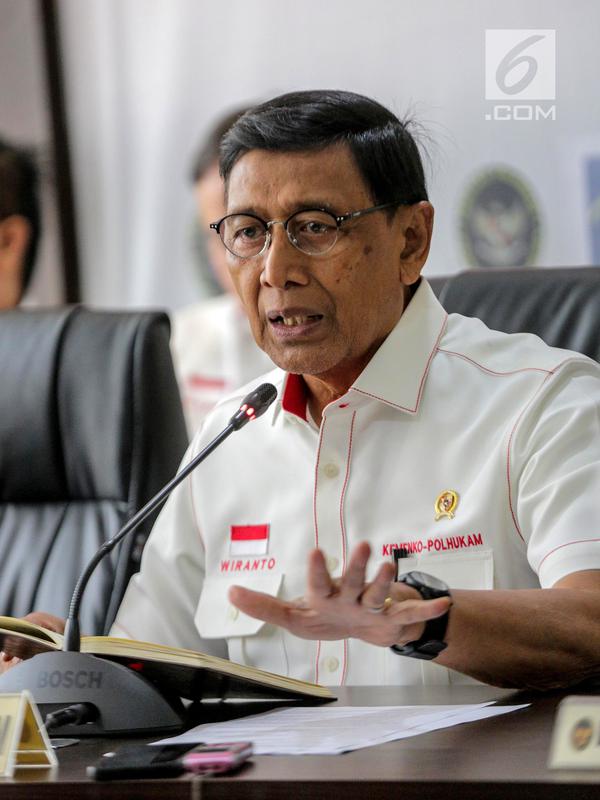 Menko Polhukam Wiranto memberi keterangan usai rapat koordinasi tertutup di Kantor Kemenko Polhukam, Jakarta, Selasa (24/9/2019). Rapat membahas RUU KUHP, Papua dan Papua Barat, serta kebakaran hutan dan lahan (karhutla). (Liputan6.com/Faizal Fanani)