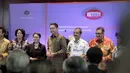 Menlu Retno LP Marsudi memberikan penghargaan kepada sejumlah wartawan pada acara pidato tahunan Kemenlu di Gedung Kementerian Luar Negeri, Jakarta, Kamis (8/1/2015). (Liputan6.com/Faizal Fanani)