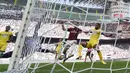 Proses terjadinya gol oleh striker AC Milan, Nikola Kalinic, ke gawang Udinese pada laga Serie A di Stadion San Siro, Milan, Minggu (17/9/2017). AC Milan Menang 2-1 atas Udinese. (AFP/Miguel Medina)
