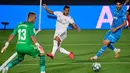 Penyerang Real Madrid, Eden Hazard, berusaha mencetak gol ke gawang Valencia pada laga lanjutan La Liga Spanyol pekan ke-29 di Stadion Alfredo, Stefano, Jumat  (19/6/2020) dini hari WIB. Real Madrid menang 3-0 atas Valencia. (AFP/Javier Soriano)