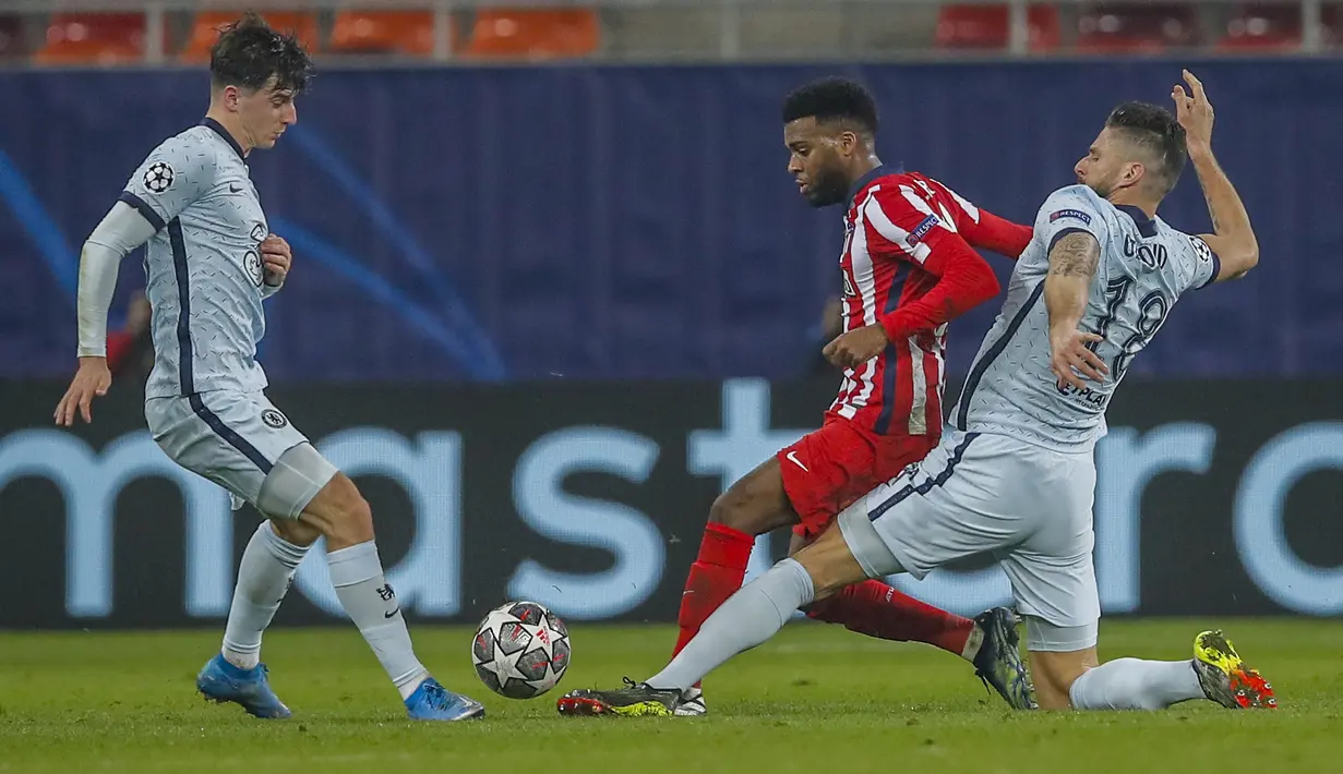 Gelandang Atletico Madrid, Thomas Lemar berebut bola dengan penyerang Chelsea, Olivier Giroud pada leg pertama babak 16 besar Liga Champions 2020/2021 di Arena Nationala, Bucharest, Rabu (24/2/2021) dini hari WIB.  Chelsea sukses menumbangkan Atletico Madrid dengan skor 1-0. (AP Photo/Vadim Ghirda)