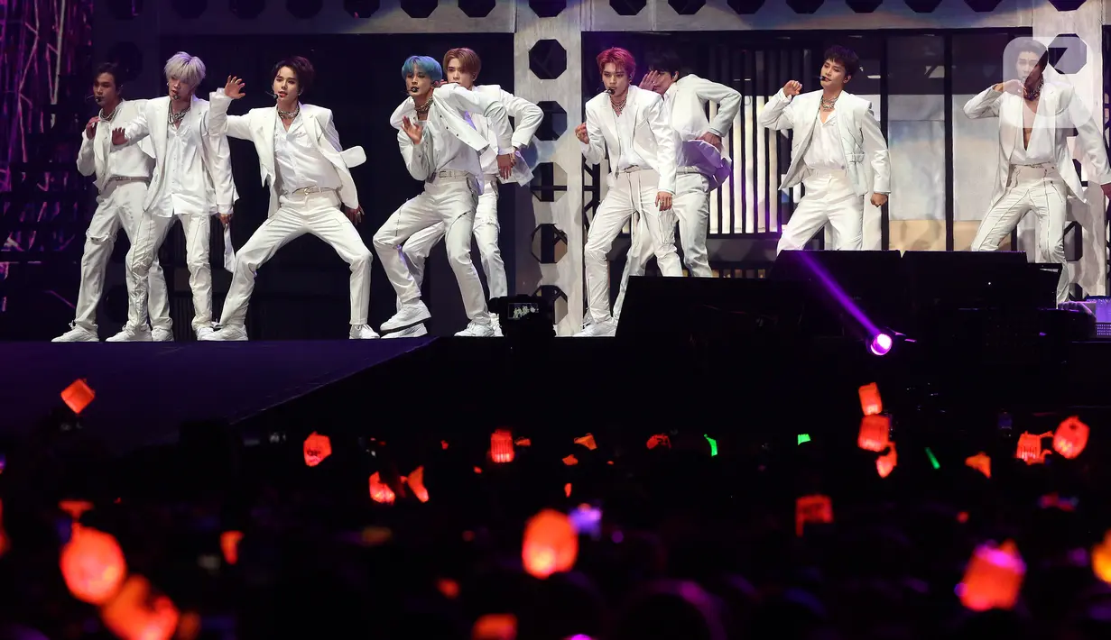 Grup idola K-Pop NCT 127 tampil dalam tur konser dunia kedua bertajuk "NEO City: Jakarta - THE LINK" di ICE BSD City, Tangerang, Banten, Jumat (4/11/2022). Tampil dalam balutan busana serba putih, NCT 127 membawakan sejumlah lagu di antaranya 'Kick It' dan 'Lemonade'. (Liputan6.com/Johan Tallo)