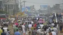 Orang-orang meninggalkan kota menuju kampung halaman mereka menjelang perayaan idulfitri di tengah pandemi corona Covid-19, di Dhaka, Selasa (11/5/2021). Mereka yang bermukim di kota-kota besar Bangladesh ingin mengunjungi keluarga di kampung halaman saat Lebaran tiba. (Munir Uz zaman/AFP)