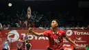 Pebulutangkis tunggal putra Indonesia, Tommy Sugiarto berusaha mengembalikan bola saat berlaga melawan Pablo Abian (Spanyol) di Total BWF World Championships 2015 di Jakarta, Senin (10/8/2015). Tommy unggul 21-16, 21-13. (Liputan6.com/Helmi Fithriansyah)