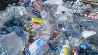 Ilustrasi botol plastik. (dok. Tanvi Sharma/Unsplash.com)
