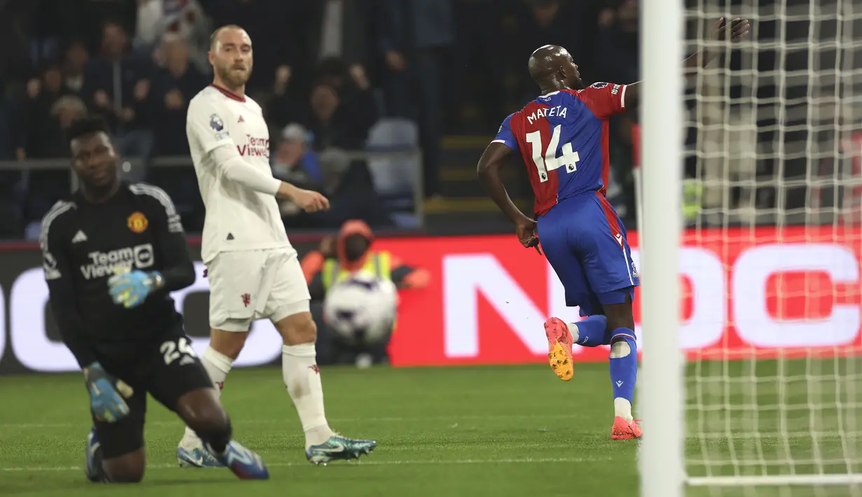 Termasuk 4 gol yang bersarang ke gawang Andre Onana kontra Crystal Palace, musim ini Setan Merah telah kebobolan total 81 gol dari 48 laga di semua kompetisi yang menjadi rekor kebobolan terbanyak dalam semusim. Hal serupa pernah terjadi pada musim 1976/1977 saat MU kebobolan total 81 gol dari 59 laga di semua kompetisi. (AP Photo/Ian Walton)