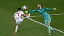 Penjaga gawang Spanyol David De Gea melakukan penyelamatan di depan pemain Maroko, Mbark Boussoufa saat pertandingan Piala Dunia 2018 di Stadion Kaliningrad, Rusia (25/6). (AP/Michael Sohn)