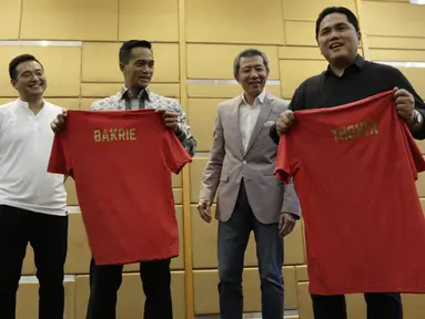 Erick Thohir dan Anindya Bakrie menunjukan jersey saat peluncuran Warrix Indonesia di Hotel Santika, Jakarta, Kamis, (6/2/2020). Apparel asal Thailand ini resmi masuk pasar Indonesia. (Bola.com/M Iqbal Ichsan)