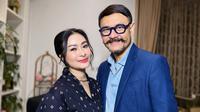 Model Kebaya Hitam ala Iis Dahlia untuk Acara Resepsi (@isdadahlia)