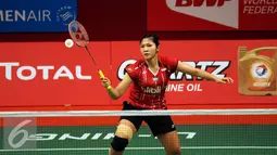 Pebulutangkis tunggal putri Indonesia, Lindaweni Fanetri mengembalikan bola ke arahSoraya De Visch Eijbergen (Belanda) di Total BWF Championships 2015 di Jakarta, Senin (10/8/2015). Lindaweniunggul 21-13 dan 21-15. (Liputan6.com/Helmi Fithriansyah)