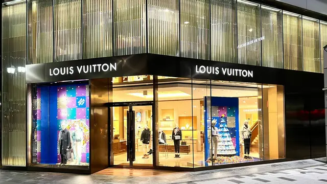 Meriahnya Perayaan Natal dengan Taburan Lego Berbentuk Pohon Natal di Gerai Louis Vuitton