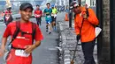 Peserta  lomba lari Ceria 5k akan tiba di garis finish  di fx Senayan, Jakarta, (21/5). Kegiatan ini diikuti sekitar 500 peserta. (Liputan6.com/Fery Pradolo)