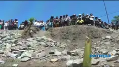 Alat berat diturunkan tim penyelamat untuk mengevakuasi tiga pekerja yang tertimbun material proyek jembatan di Bondowoso.