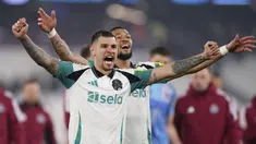 Pemain Newcastle, Bruno Guimaraes merayakan kemenangan timnya atas West Ham dalam laga lanjutan Liga Inggris 2024/2025 di London Stadium, London, Inggris, Selasa (11/03/2025) dini hari WIB. (AP Photo/PA/Zac Goodwin)