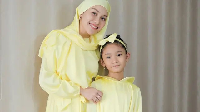 Inspirasi gaya modest Ayu Ting Ting di momen Ramadhan