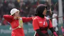 Pemanah putri Indonesia, Diananda Choirunisa (kanan) saat bertanding melawan Zhang Xinyan (kiri) asal China di nomor recurve women individual Asian Games 2018 di Jakarta, Selasa (28/8). Diananda menyabet medali perak. (AP Photo/Lee Jin-man)