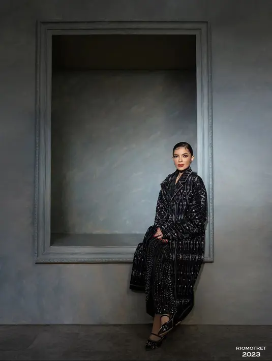 Kontur wajah dibuat tegas, ditambah bronzer untuk memberi rona hangat pada wajah Najwa. Terakhir aplikasi lipstik matte nuansa brick yang memperkuat kesan bold dan glam pada riasan host Mata Najwa itu.