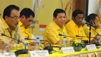 Ketua Umum Partai Golkar Setya Novanto (tengah) saat rapat pengurus di DPP Golkar, Jakarta, Senin (30/5). Menurut kabar ada lebih dari 200 orang yang menjadi pengurus Golkar 2016-2019. (Liputan6.com/Helmi Afandi)