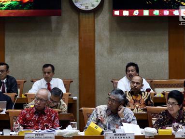 Menkes Nina F Moeloek, Wakil Menteri Keuangan Mardiasmo, Dirut BPJS KEsehatan Fachmi Idris dan Ketua Dewan Jaminan Sosial Kesehatan Tubagus Achmad Choesni saat mengikuti Rapet Kerja Gabungan dengan Komisi XI dan IX DPR di Kompleks Parlemen, Jakarta, Senin (2/9/2019). (Liputan6.com/Johan Tallo)